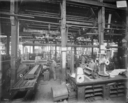 57532 Interieur van de machinefabriek van de firma Louis Smulders & Co (Groeneweg 2) te Utrecht: draaierij, uit het ...